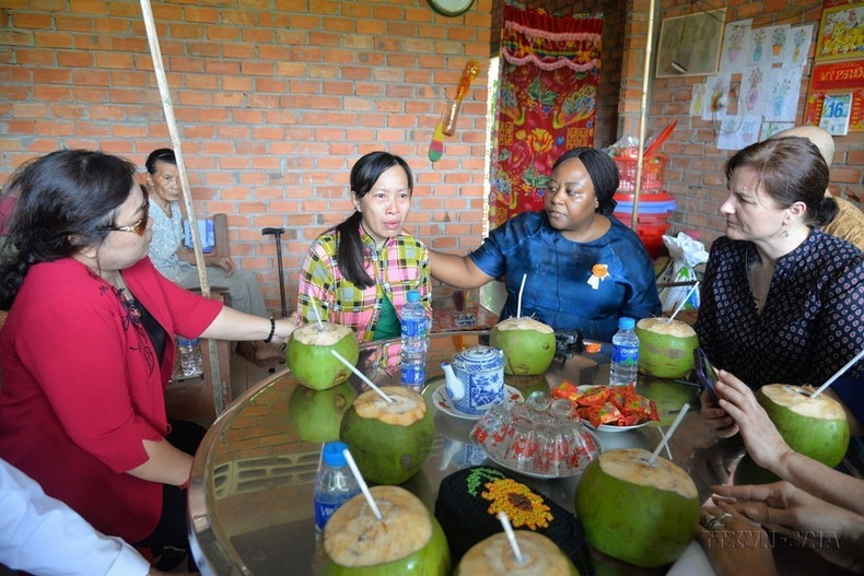 Representantes de la Embajada de Australia y la Entidad de la ONU para la Igualdad de Género y el Empoderamiento de la Mujer (ONU Mujeres) visitaron la provincia vietnamita de Tien Giang para evaluar la implementación de un proyecto conjunto de respuesta urgente y apoyo a la recuperación de féminas en riesgo de violencia afectadas por la cuarta ola de la Covid-19 en 2023.