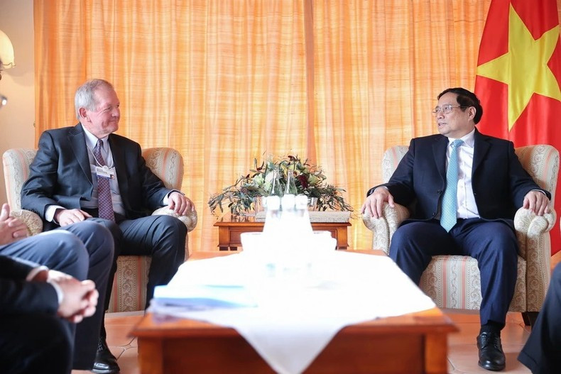 Minh Chinh y Marcus Wallenberg, presidente del Grupo Skandinaviska Enskilda Banken (SEB) de Suecia. Minh Chinh y Marcus Wallenberg, presidente del Grupo Skandinaviska Enskilda Banken (SEB) de Suecia.