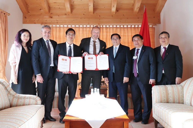 Minh Chinh recibe a Marcus Bards, presidente de la Junta Directiva de staBOO Holdings AG. Minh Chinh recibe a Marcus Bards, presidente de la Junta Directiva de staBOO Holdings AG.