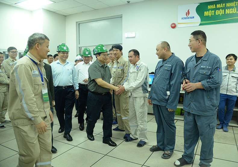 El primer ministro de Vietnam, Pham Minh Chinh, saluda a los funcionarios, ingenieros y trabajadores de la central termoeléctrica Thai Binh 2. El primer ministro de Vietnam, Pham Minh Chinh, saluda a los funcionarios, ingenieros y trabajadores de la central termoeléctrica Thai Binh 2.