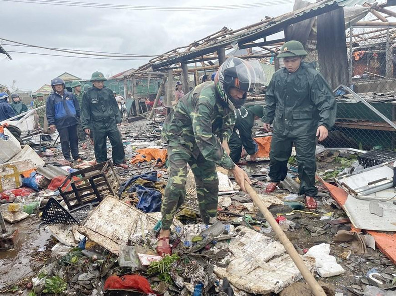 Los guardias fronterizos en el puerto de Cua Viet, en la provincia de Quang Tri, apoyan a los lugareños en la limpieza y reparación de tiendas dañadas. (Foto: VNA) Los guardias fronterizos en el puerto de Cua Viet, en la provincia de Quang Tri, apoyan a los lugareños en la limpieza y reparación de tiendas dañadas. (Foto: VNA)