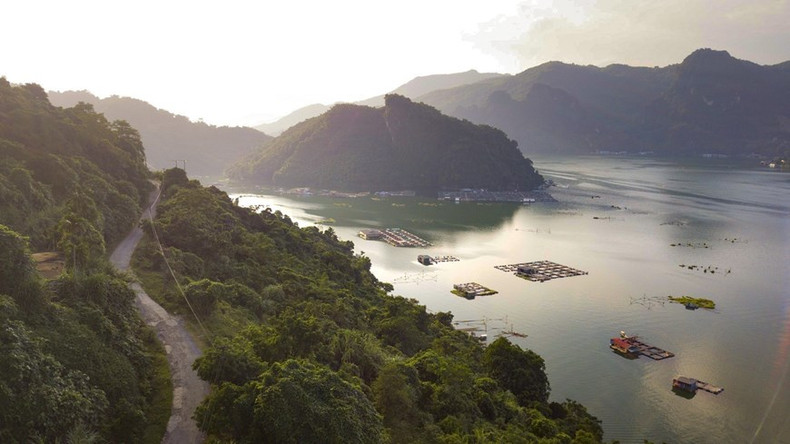 El desarrollo de la acuicultura combinada con el turismo es una gran ventaja para los residentes que crían peces en jaulas en las aguas del embalse Hoa Binh.