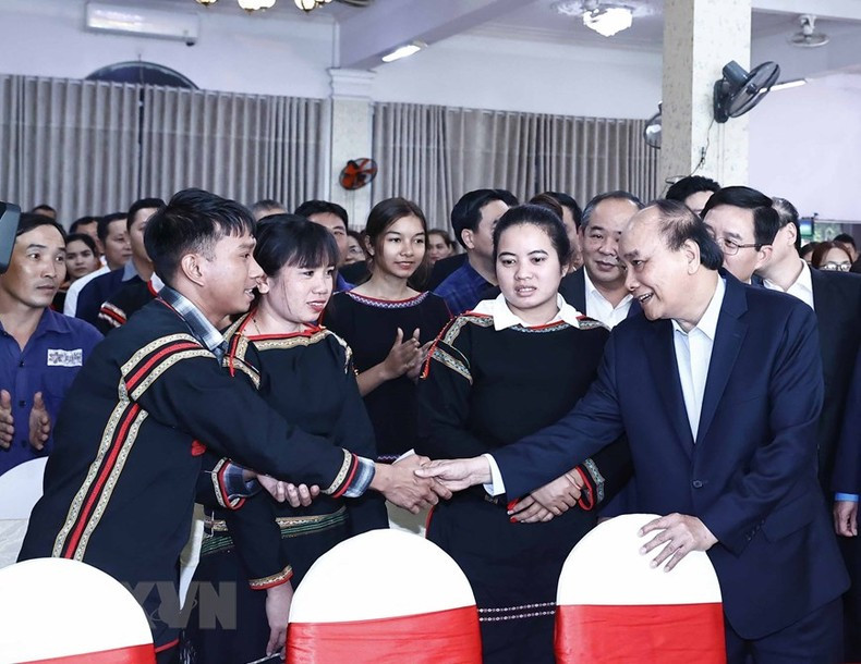El presidente Nguyen Xuan Phuc intercambia con los trabajadores en Dak Lak. El presidente Nguyen Xuan Phuc intercambia con los trabajadores en Dak Lak.