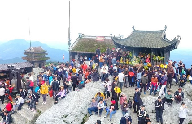 Los turistas visitan y adoran a Buda en la Pagoda Dong (Yen Tu). Foto: VNA Los turistas visitan y adoran a Buda en la Pagoda Dong (Yen Tu). Foto: VNA