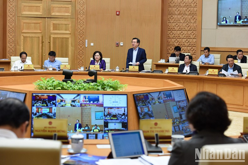 El ministro de Construcción, Nguyen Thanh Nghi, habla en la reunión.