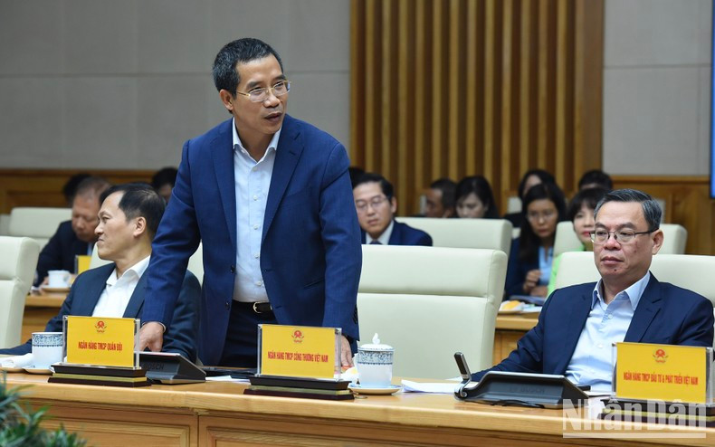 Representante del Banco Militar de Vietnam (MB Bank) habla en el evento.