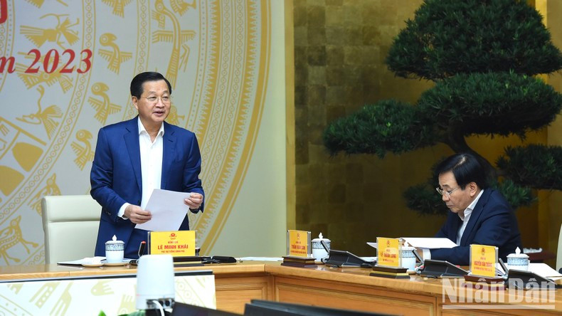 El viceprimer ministro Le Minh Khai modera la conferencia.