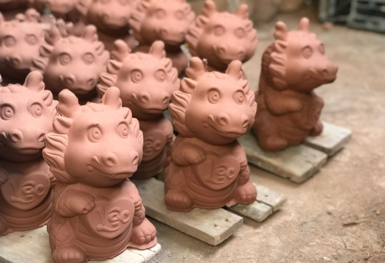 Después de sacarla del molde, se seca al sol durante aproximadamente un día y luego se hornea.