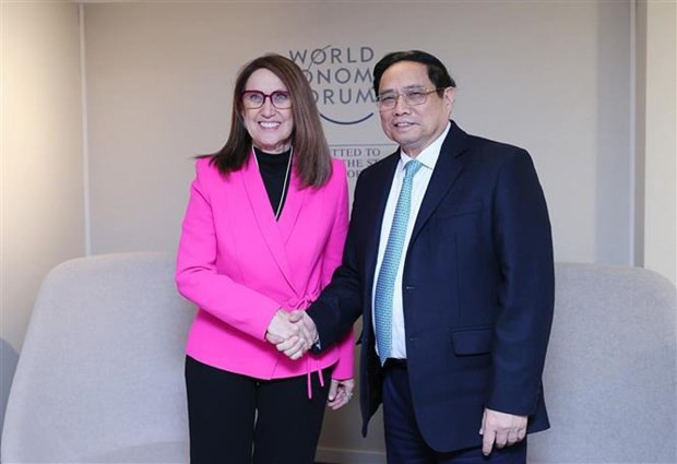 El primer ministro de Vietnam, Pham Minh Chinh, saluda a la secretaria general de la UNCTAD, Rebeca Grynspan.