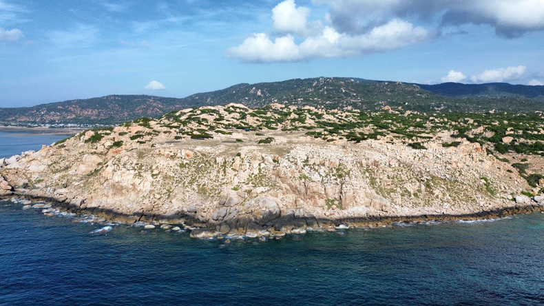 El parque de piedras está situado en la costa del Parque Nacional Nui Chua, parte de la Reserva de la Biosfera de Nui Chua en la comuna de Vinh Hai (Ninh Hai, Ninh Thuan).