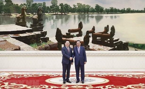 El presidente de la Asamblea Nacional, Vuong Dinh Hue, (izq.) y el primer ministro camboyano, Samdech Techo Hun Sen. (Foto: VNA) El presidente de la Asamblea Nacional, Vuong Dinh Hue, (izq.) y el primer ministro camboyano, Samdech Techo Hun Sen. (Foto: VNA)