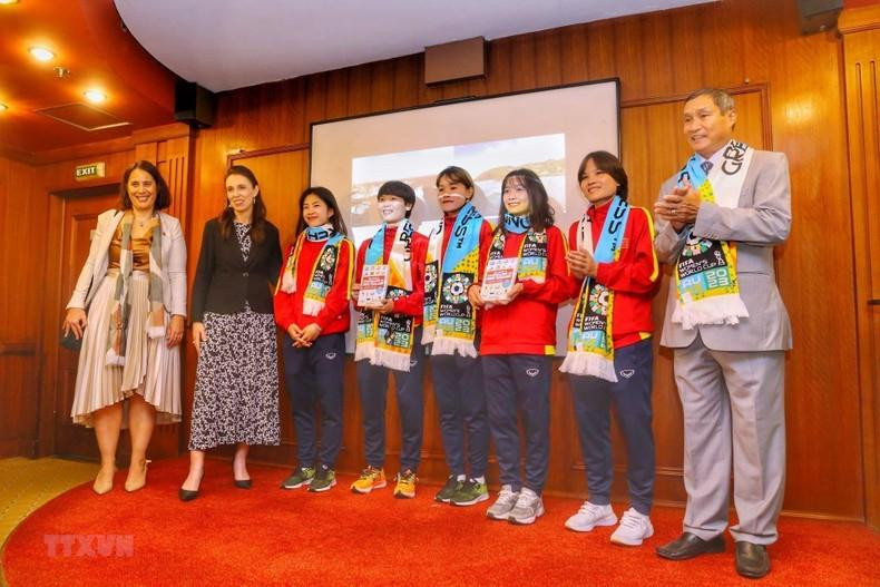 Jacinda Ardern entrega obsequios al equipo de fútbol femenino de Vietnam.