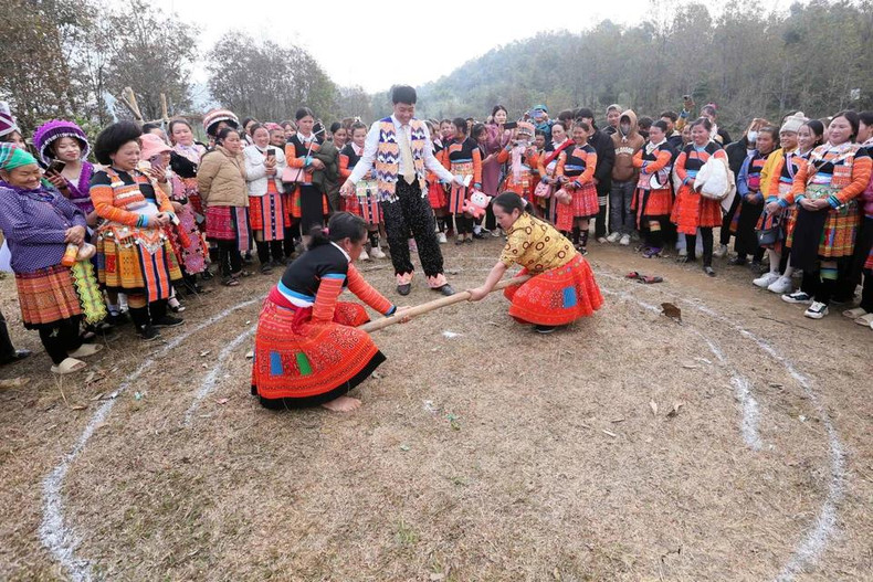 Las mujeres de la etnia Mong en la comuna de Hua Nhan, distrito de Bac Yen, compiten empujando palos durante el festival.
