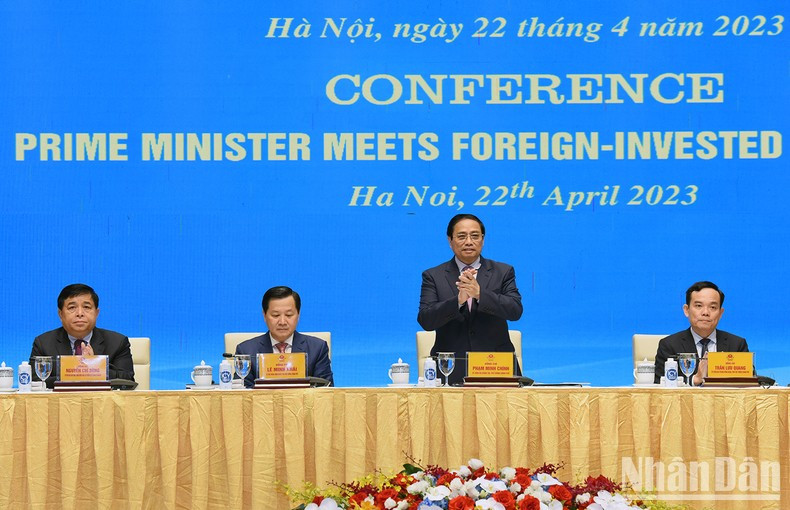 El primer ministro Pham Minh Chinh y los subjefes del Gobierno Le Minh Khai y Tran Luu Quang y el ministro de Planificación e Inversión, Nguyen Chi Dung presiden la reunión. El primer ministro Pham Minh Chinh y los subjefes del Gobierno Le Minh Khai y Tran Luu Quang y el ministro de Planificación e Inversión, Nguyen Chi Dung presiden la reunión.