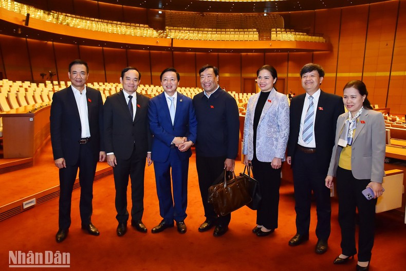 Los vicepremieres Tran Hong Ha y Tran Luu Quang y otros parlamentarios en el evento.