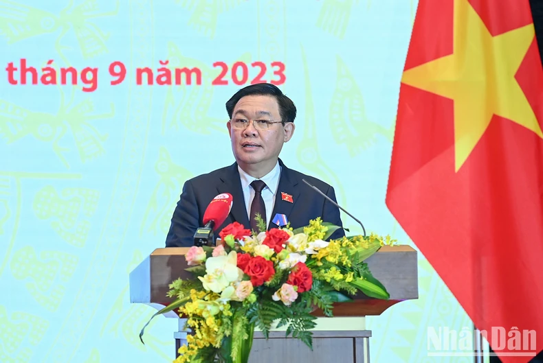 Dinh Hue habla en la cita. Dinh Hue habla en la cita.