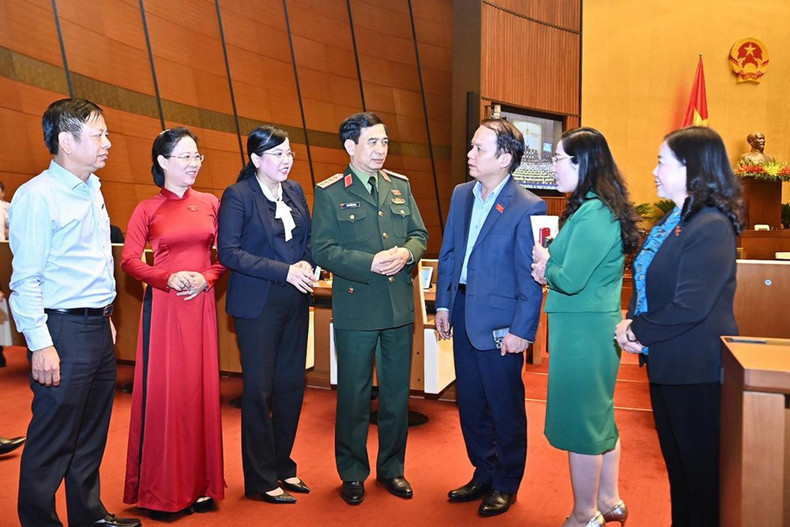 Los delegados intercambian opiniones.