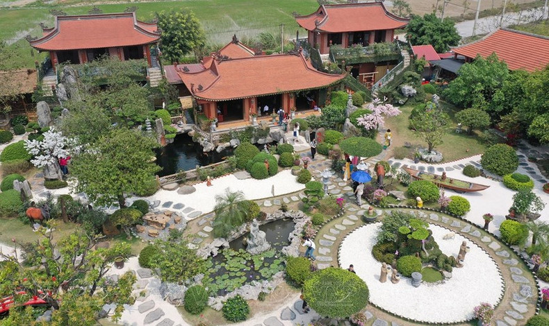 La pagoda Phat Quang se encuentra en el pueblo de Du Nhan, distrito de Thanh Liem, provincia de Ha Nam, a unos 70 km del centro de la ciudad de Hanói.