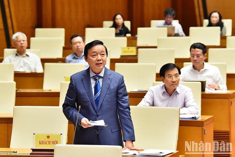 El viceprimer ministro Tran Hong Ha habla en el evento.