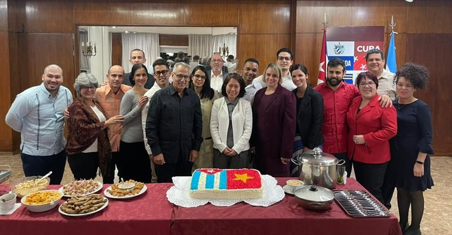 La embajadora vietnamita, Ngo Minh Nguyet, y el embajador cubano, Pedro Pablo Prada, toman fotos con cubanos en Argentina. (Foto: VNA) La embajadora vietnamita, Ngo Minh Nguyet, y el embajador cubano, Pedro Pablo Prada, toman fotos con cubanos en Argentina. (Foto: VNA)