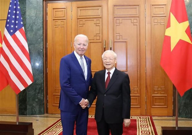 El secretario general del PCV, Nguyen Phu Trong, (derecha) y el presidente de Estados Unidos, Joseph Biden, toman una fotografía antes de sus conversaciones. (Foto: VNA) El secretario general del PCV, Nguyen Phu Trong, (derecha) y el presidente de Estados Unidos, Joseph Biden, toman una fotografía antes de sus conversaciones. (Foto: VNA)