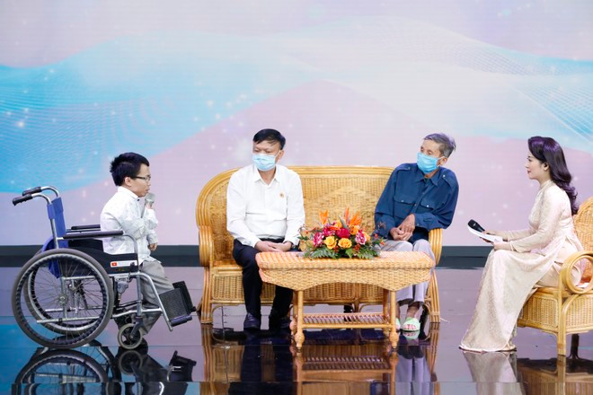 Una víctima del Agente Naranja participa en el coloquio “Ambición por desarrollarse”, organizado en ocasión del Día de los víctimas del Agente Naranja/Dioxina de Vietnam. (Foto: VNA) Una víctima del Agente Naranja participa en el coloquio “Ambición por desarrollarse”, organizado en ocasión del Día de los víctimas del Agente Naranja/Dioxina de Vietnam. (Foto: VNA)