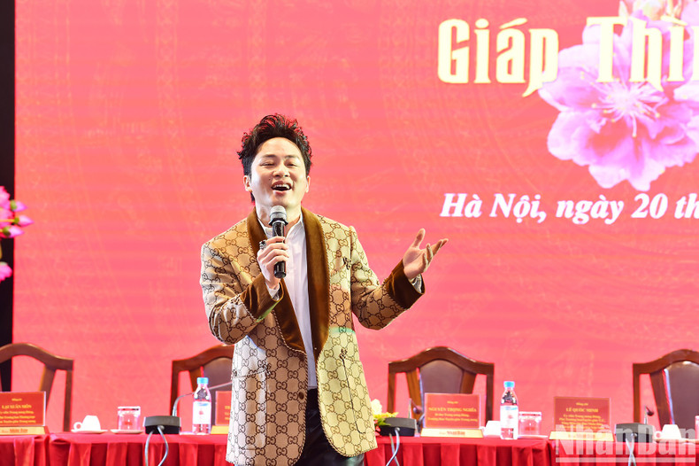 Una actuación artística en el evento.