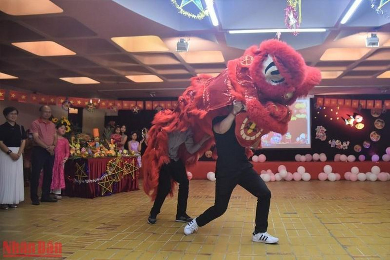 El espectáculo de la danza del león bullía con los vítores de los niños. El espectáculo de la danza del león bullía con los vítores de los niños.