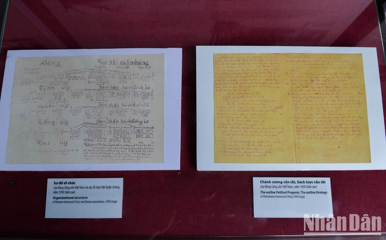 Los preciosos manuscritos expuestos incluyen el Organigrama del Partido Comunista de Vietnam y organizaciones de masas en 1930 y la Plataforma Política Breve y la Estrategia Breve del Partido Comunista de Vietnam en 1930.