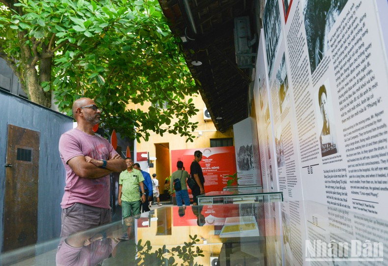 Los documentos se presentan en idiomas vietnamita e inglés para ayudar a los turistas extranjeros a comprender profundamente el espíritu de lucha resiliente en prisión y el sacrificio de los héroes vietnamitas por la independencia y la libertad de la Patria.