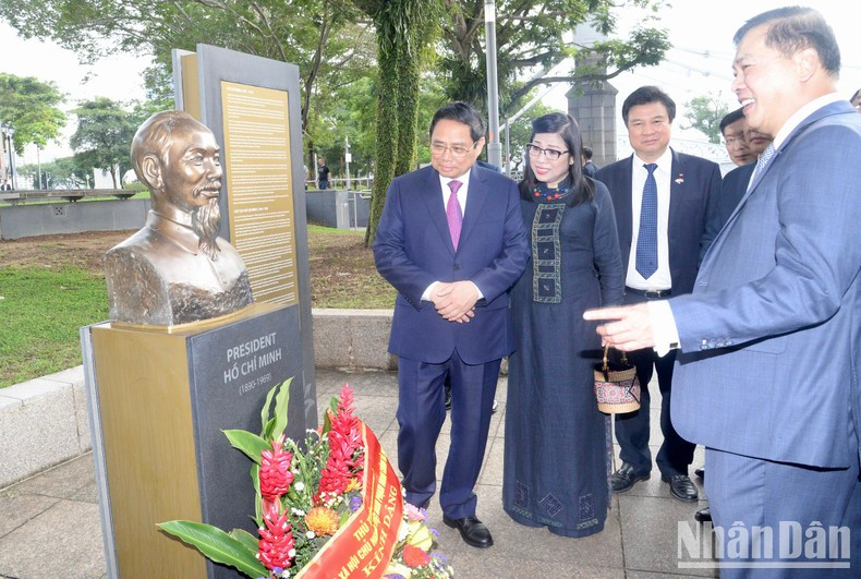 El primer ministro Pham Minh Chinh escucha una introducción sobre el proceso de formación del Monumento al Presidente Ho Chi Minh.