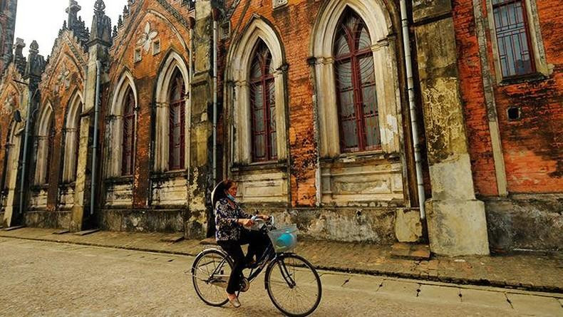 Características arquitectónicas sofisticadas en las puertas arqueadas.