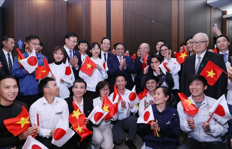 El primer ministro de Vietnam, Pham Minh Chinh, y residentes connacionales en Japón. El primer ministro de Vietnam, Pham Minh Chinh, y residentes connacionales en Japón.