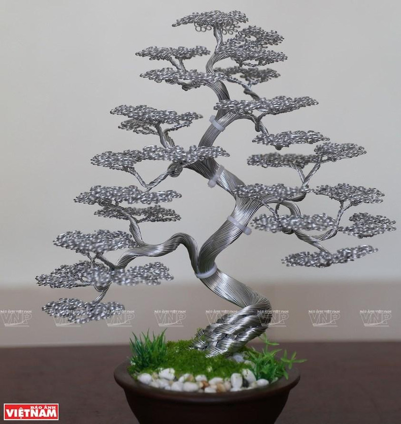 Obra de bonsái hecha de alambres de cobre de Pham Van Doanh.