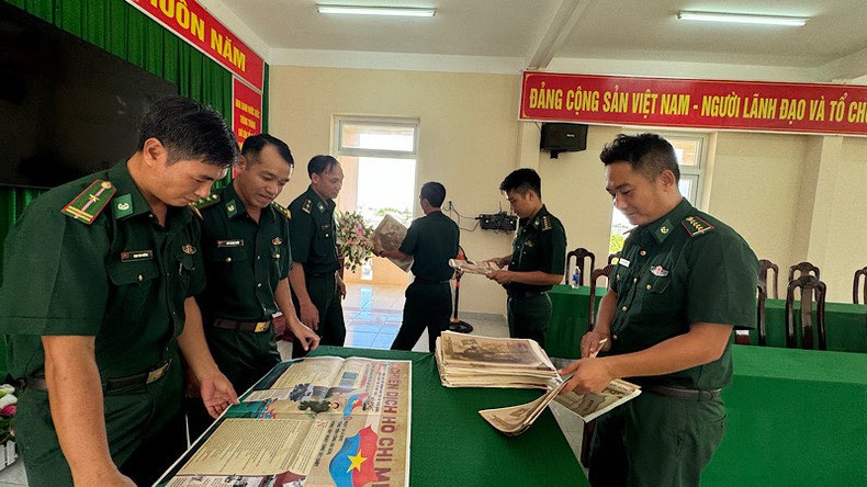 Los guardias fronterizos de An Thoi reciben el suplemento especial del periódico Nhan Dan.