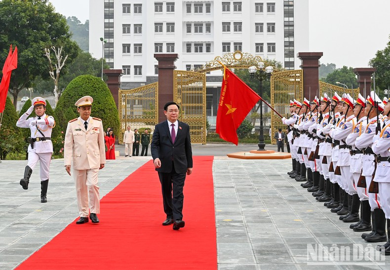 El mismo día, Dinh Hue visita a la fuerza de Seguridad Pública de Lao Cai.