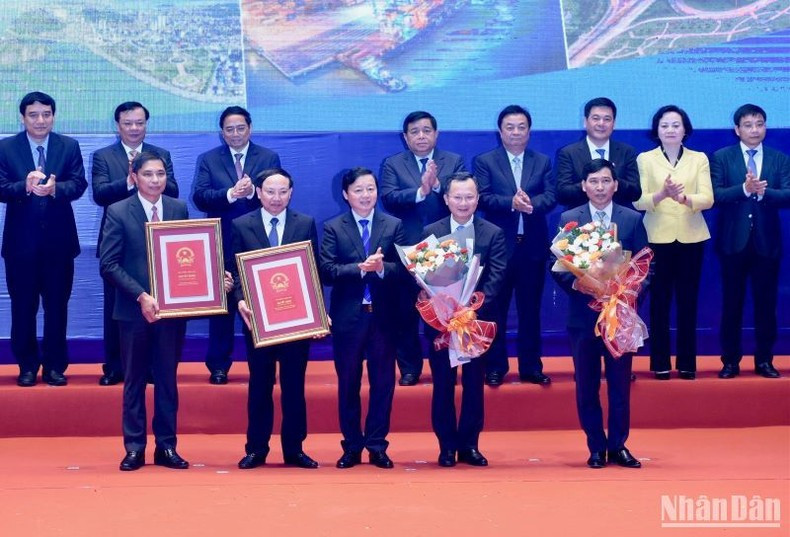 Minh Chinh y otros delegados asisten a la ceremonia para anunciar el Plan Maestro de Quang Ninh para el período 2021-2030, con una visión para 2050 y el de la ciudad de Ha Long para 2040. Minh Chinh y otros delegados asisten a la ceremonia para anunciar el Plan Maestro de Quang Ninh para el período 2021-2030, con una visión para 2050 y el de la ciudad de Ha Long para 2040.
