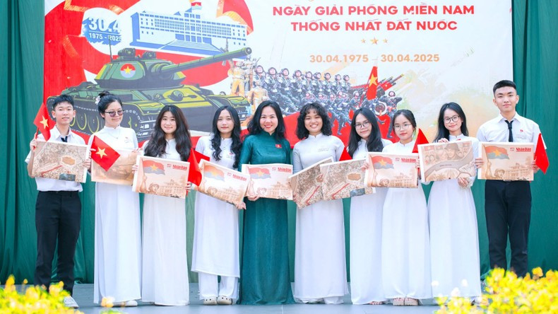 Los estudiantes de la escuela secundaria Tran Bien, de la ciudad de Bien Hoa, reciben el suplemento especial del periódico Nhan Dan. Los estudiantes de la escuela secundaria Tran Bien, de la ciudad de Bien Hoa, reciben el suplemento especial del periódico Nhan Dan.