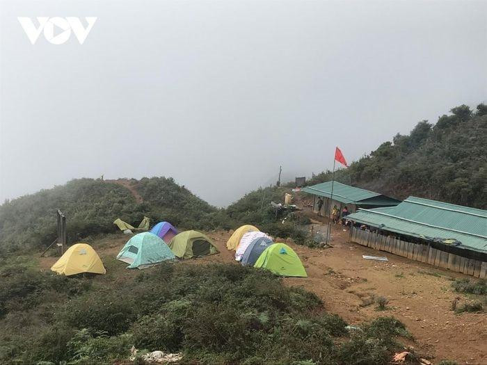En la cima, los turistas pueden montar tiendas de campaña y estar durante la noche para “cazar” fotos de nubes y observar las flores al amanecer.