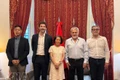La embajadora de Vietnam en Argentina, Ngo Minh Nguyet, y el presidente de la Confederación Latinoamericana y del Caribe de Trabajadores Estatales (CLATE), Julio Fuentes. (Foto: VNA)