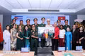Representantes del comité de enlace de veteranos del Batallón 261 - Giron en Ciudad Ho Chi Minh presentan una foto conmemorativa a Mauricio Alejandro Martínez Duque, cónsul general de Cuba en la ciudad. (Foto: VNA)