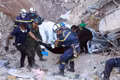 Los brigadistas vietnamitas entregan los cuerpos recuperados entre los escombros a las autoridades locales.
