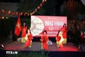 En el área del Rincón de Vietnam, durante el evento, se presenta una danza tradicional con sombreros cónicos. Foto: VNA