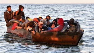 Migrantes rescatados por la guardia costera de Túnez en aguas del Mediterráneo. (Foto de archivo: VNA)
