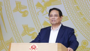 El primer ministro de Vietnam, Pham Minh Chinh, exigie a los Ministerios, agencias y localidades garantizar el desembolso total del capital de inversión pública asignado para 2025. (Foto: VNA)