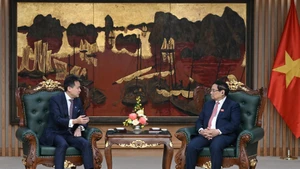 El primer ministro vietnamita, Pham Minh Chinh, recibe al director general de la Organización Mundial de la Propiedad Intelectual, Daren Tang. 