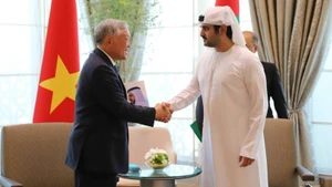 El viceprimer ministro permanente vietnamita Nguyen Hoa Binh sostiene conversaciones con el subjefe del Gobierno y titular de Finanzas de los Emiratos Árabes Unidos (EAU), Maktoum bin Mohammed bin Rashid Al Maktoum. (Foto: VGP)