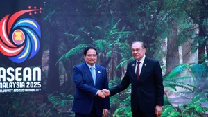 El primer ministro de Malasia, Anwar Ibrahim (derecha), recibe a su homólogo vietnamita, Pham Minh Chinh, en la 47ª Cumbre de la Asean y citas relacionadas. (Foto: VGP)