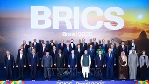 El primer ministro de Vietnam, Pham Minh Chinh, posa junto a otros jefes de delegaciones participantes en la Cumbre ampliada de los BRICS 2025. (Fotografía: VNA) 