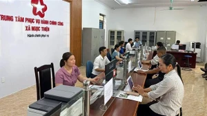 La gente realiza trámites administrativos en el Centro de Servicios de Administración Pública de la comuna de Ngoc Thien. (Fotografía: VNA)